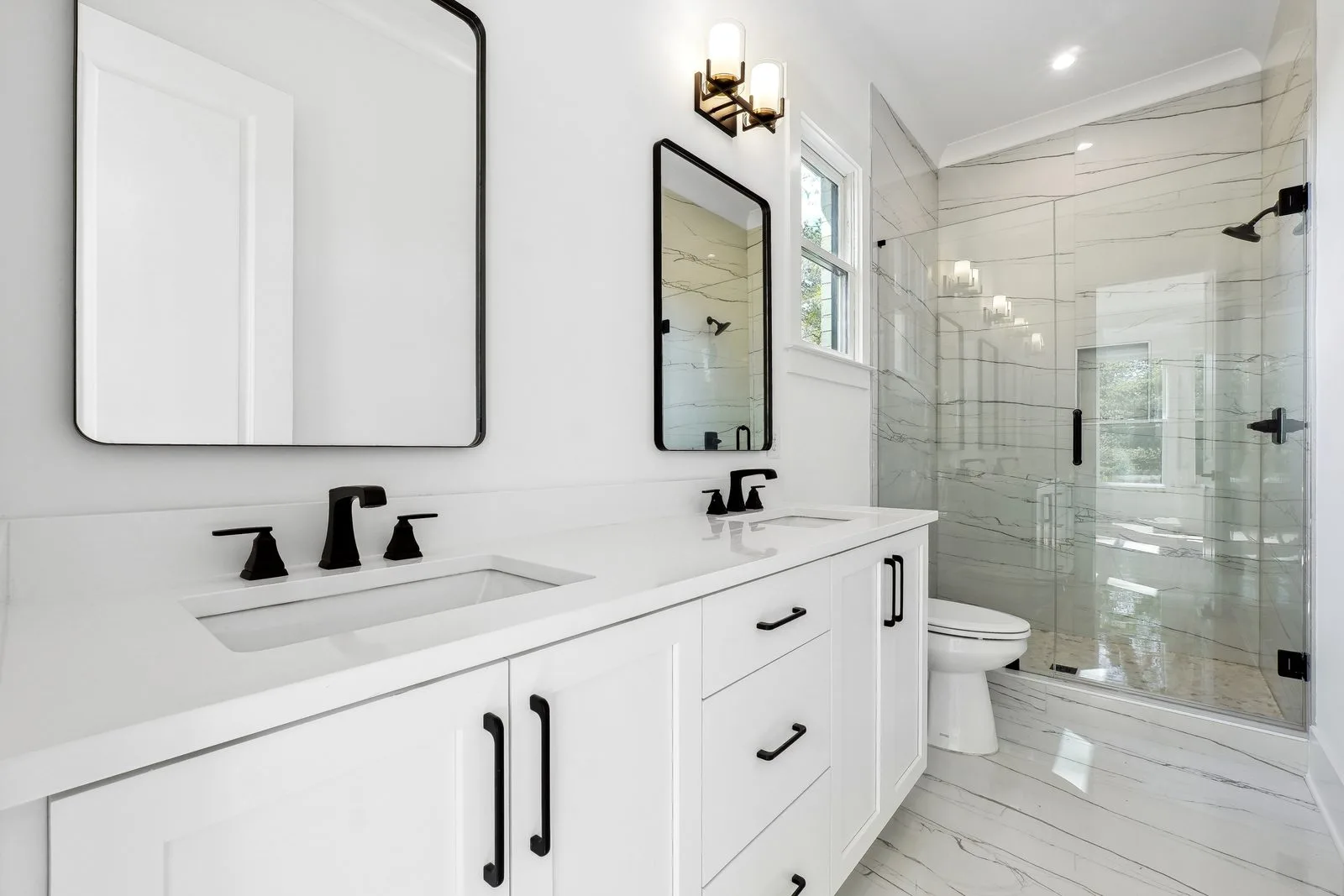 Double vanity with matte black fixtures in White quartz