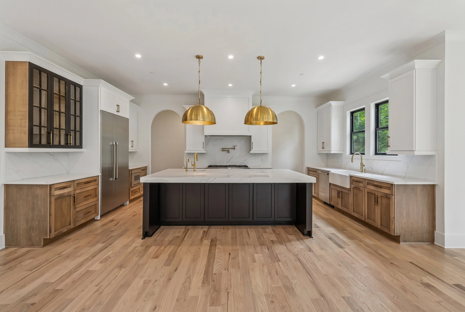 Two-tone kitchen with brass pendants in White quartz