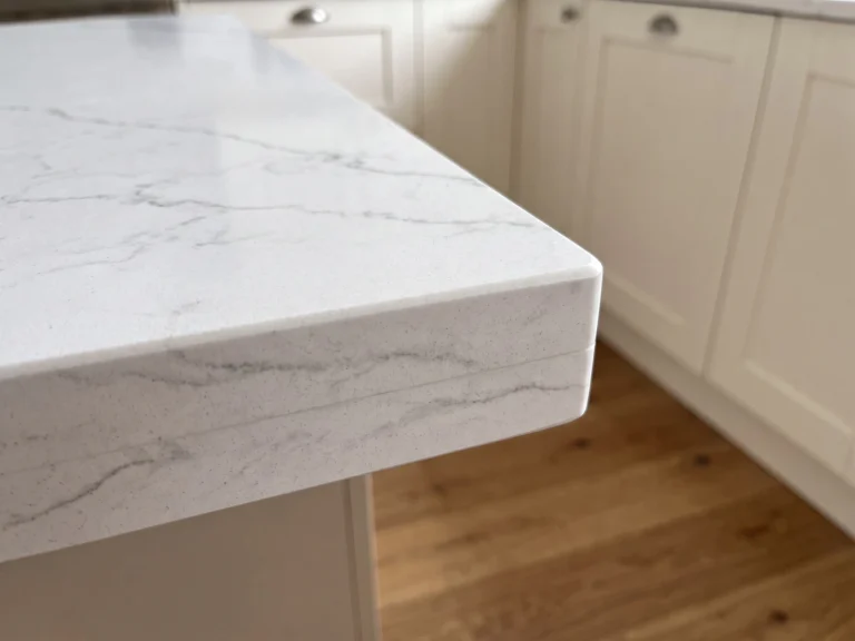 Sandwich Laminate countertop edge on white quartz